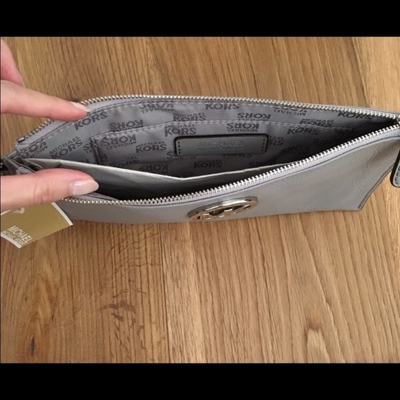 Michael Kors wristlet clutch, genuine leather - Picture 2 of 2